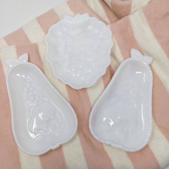 Vintage Milk Glass Pear Strawberry Fruit Dish Plate Decor Set of 3 Floral - Picture 1 of 4
